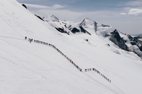 [여행소식] "스위스 산에 만든 '세상 가장 긴 인간 띠'…이시영 참여"