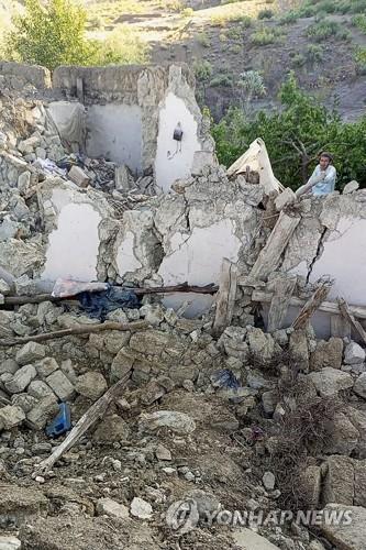22일 강진으로 무너진 아프간 파크티카 지역 주택.