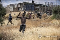 모로코서 아프리카 이주민 2천명 스페인령 월경하려다 5명 사망
