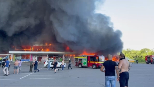 1천명 모인 쇼핑센터에 러 미사일 떨어져…최소 2명 사망