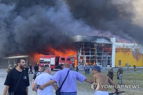 러시아 미사일 공격으로 불길에 휩싸인 우크라 쇼핑센터 