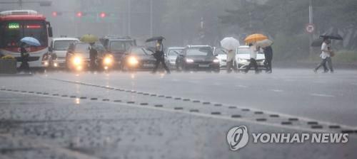 (서울=연합뉴스) 류영석 기자 = 서울·인천·경기 지역에 호우주의보가 내려진 23일 오후 서울 여의대로에서 시민들이 우산을 쓴 채 걸어가고 있다. 2022.6.23