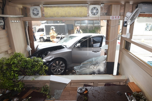 점심 영업하던 식당에 승용차 돌진…운전자만 부상