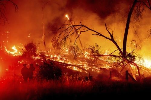 美캘리포니아 북부서 가뭄 속 대형산불…진화율은 0%
