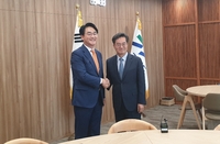 민주당 당권 도전 박용진 의원, 김동연 경기지사와 환담