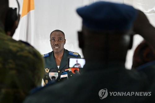 지난 13일 말리에서 체포된 자국군 49명의 석방을 촉구하는 코트디부아르 대령
