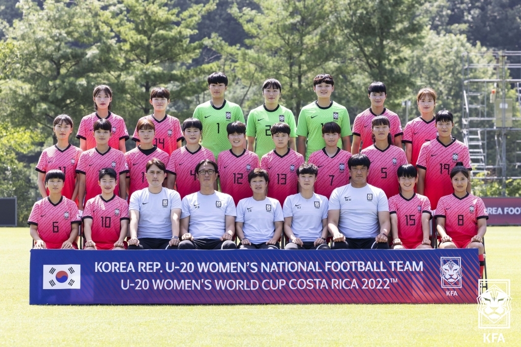 황인선 감독(아랫줄 가운데)을 비롯한 U-20 여자 월드컵 대표팀