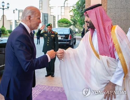 빈살만(우) 사우디 왕세자와 주먹 인사하는 바이든 미국 대통령