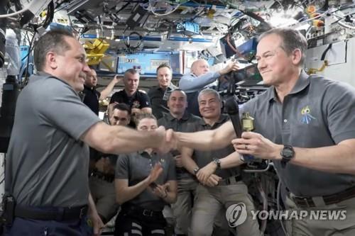 한 자리에 모인 ISS의 우주비행사들 