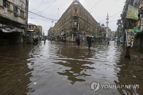 폭우로 물에 잠긴 파키스탄 카라치 시내.