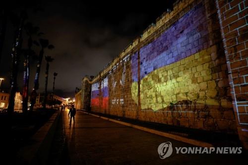 러시아-우크라간 대화를 지지하는 의미로 예루살렘 구시가지 벽에 투사된 양국국기.