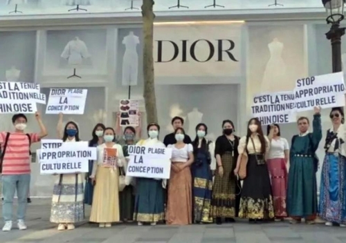 중국 유학생들 디올 매장 앞에서 시위하는 장면