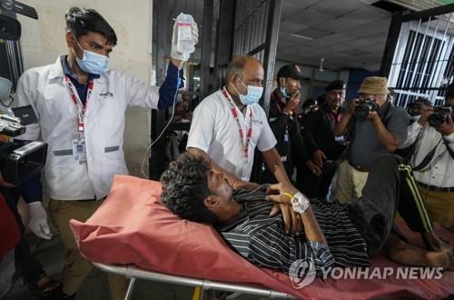 인도 구자라트주에서 가짜 술을 마시고 병원으로 실려 온 환자.