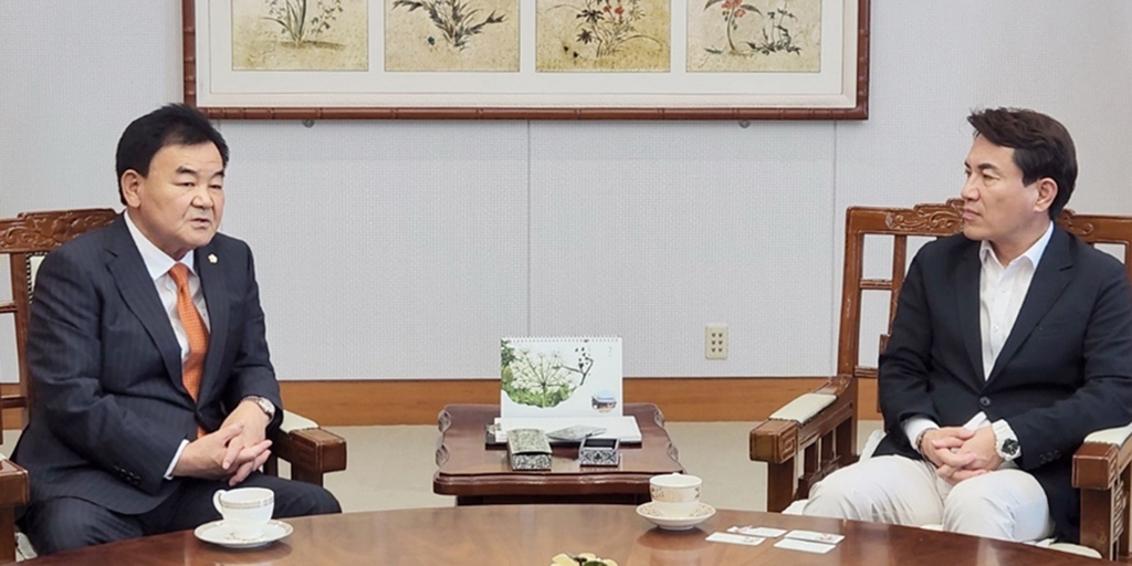 김진태 강원도지사 면담하는 고재창 태백시의회 의장(왼쪽)