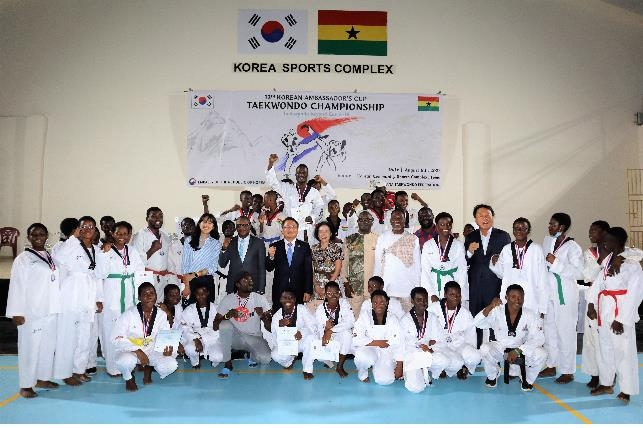가나 대사배 태권도 대회 수상자들(가운데 양복, 임정택 대사)