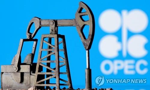 OPEC 로고 앞 원유 펌프 모형 