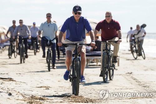휴가 중 자전거 타는 바이든 미국 대통령