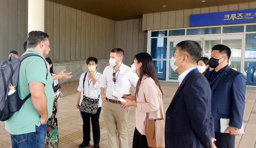 제주항 찾은 마렐라 크루즈 선사 관계자