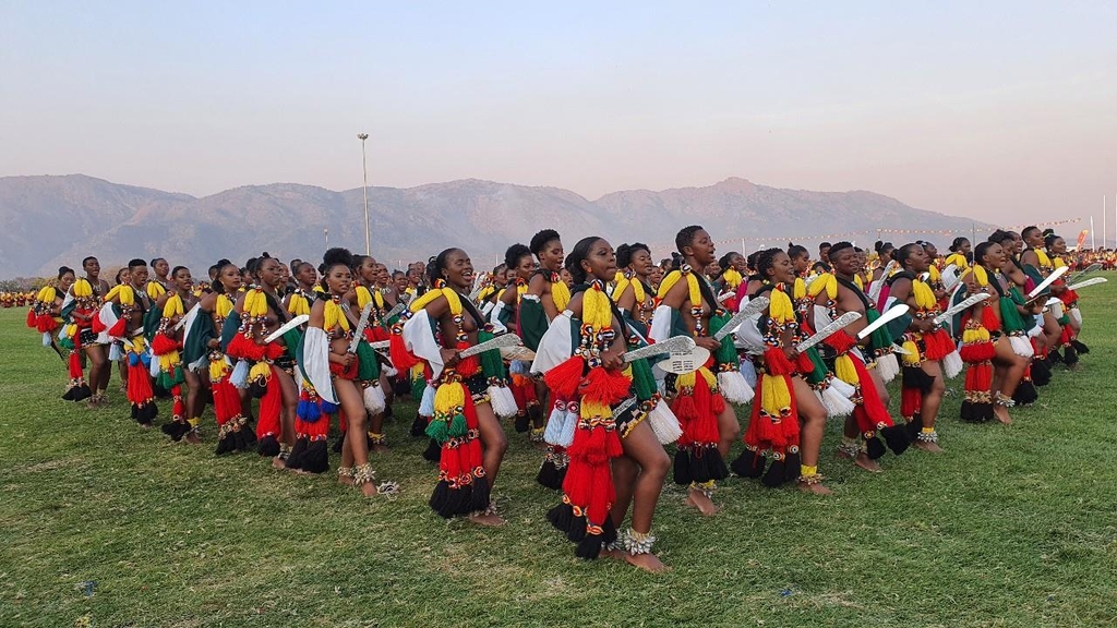 행진하는 에스와티니 갈대축제 참가자들