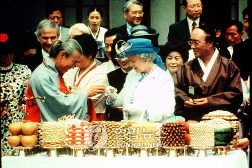 23년 전 축하주 올린 김종흥 명인, 영국 여왕 영전에 꽃 바쳐