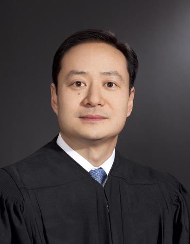 미국 연방 제7 항소법원의 첫 아시아계 판사가 된 존 리 