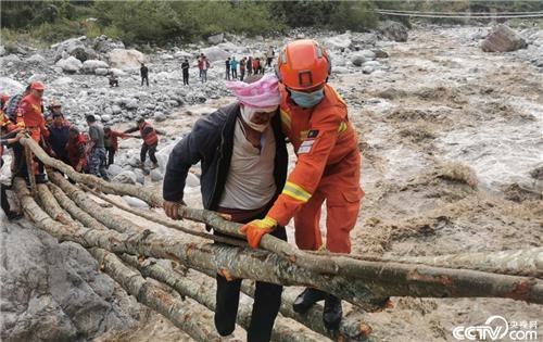 중국 쓰촨성 지진 당시 피해자들 구조 모습