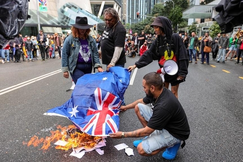 영국 여왕 추도 호주 임시공휴일에 곳곳서 군주제 폐지요구 시위