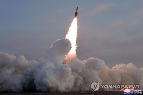 북한, 탄도미사일 발사…한미연합 해상훈련 도중