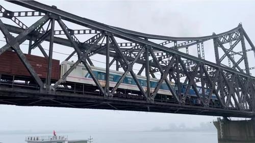 북중 화물열차 운행 이틀째 등장한 의료용품 수송 객차