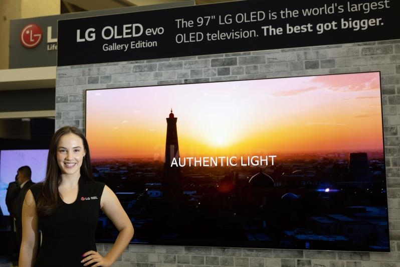 LG전자가 미국 댈러스에서 열린 영상가전 전시회 CEDIA 2022에 참가해 혁신 TV 신제품을 대거 소개했다. LG전자 모델이 최근 북미 시장에 출시된 97형 올레드 TV를 소개하고 있다.[LG전자 제공. 재판매 및 DB 금지]