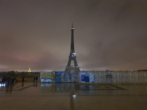 소등 시간이 1시간 15분 앞당겨진 프랑스 파리 에펠탑
