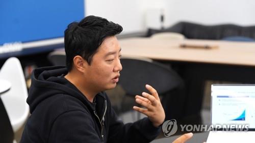 이원섭 씨앤에이아이 대표가 지난달 24일 서울 서초동 사옥에서 진행된 인터뷰에서 합성데이터에 관해 설명하고 있다.