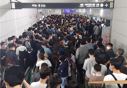 이용객 과밀화 빚어지는 김포도시철도 승강장