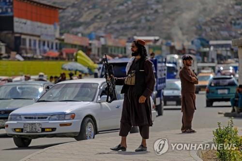 아프간 수도 카불에서 경계 활동 중인 탈레반.