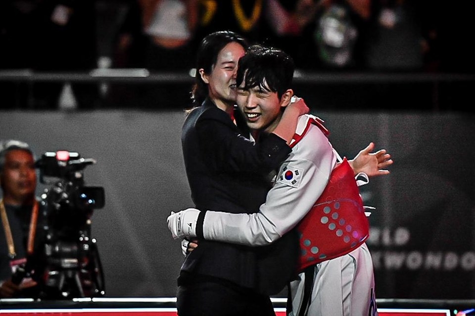 올림픽 금메달리스트 출신인 오혜리 코치와 기쁨을 나누는 권도윤(오른쪽).