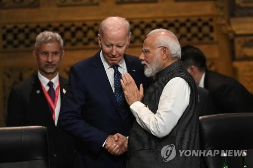 15일 G20 정상회의에서 만난 모디 인도 총리(오른쪽)와 바이든 미국 대통령