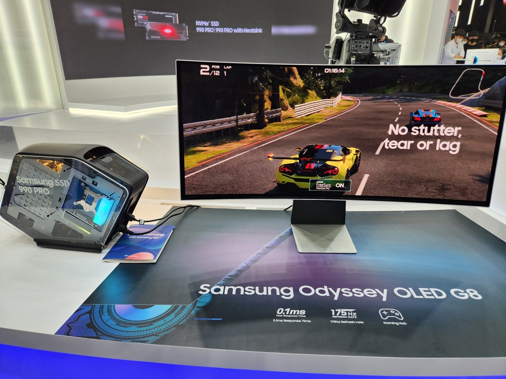 삼성전자 부스의 '오디세이 OLED G8' 모니터와 고성능 SSD