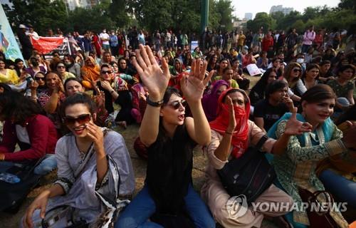 파키스탄 트랜스젠더 수백명, 첫 거리 시위…"동등 대우 해달라"