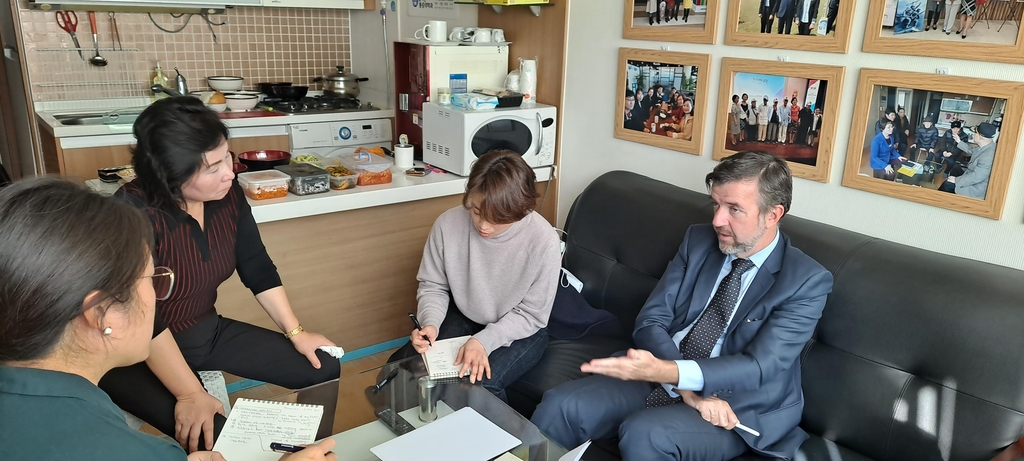 제임스 히난 서울 유엔인권사무소장, 국군포로가족단체 방문