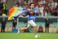 [월드컵] 경기장 난입한 인권운동가 "대의 위해 규칙 어긴 건 무죄"