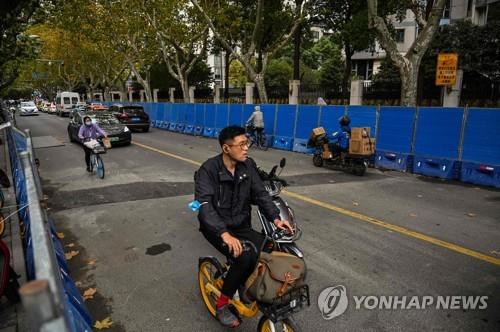 중국 상하이 시위 장소에 등장한 차단 시설