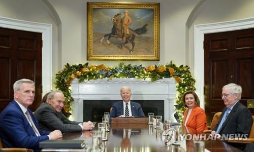 조 바이든 미국 대통령(가운데)과 미 의회 지도부