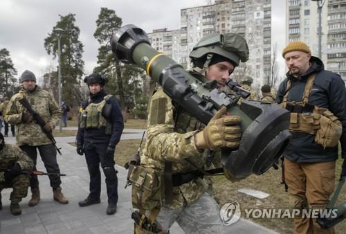 2022년 3월 9일 우크라이나 키이우 외곽에서 우크라이나 향토방위군 병사가 휴대용 대전차 미사일인 차세대경량대전차화기(NLAW)를 살펴보고 있다. [AP 연합뉴스자료사진, 재판매 및 DB 금지]