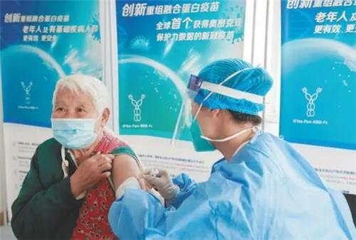 코로나19 백신 접종하는 베이징 노인