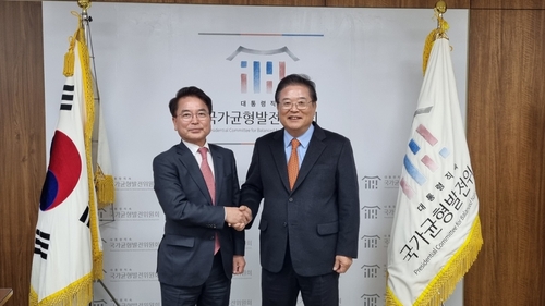 육동한 춘천시장(왼쪽)과 우동기 국가균형발전위원회