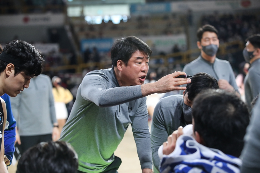 은희석 감독과 삼성 선수들