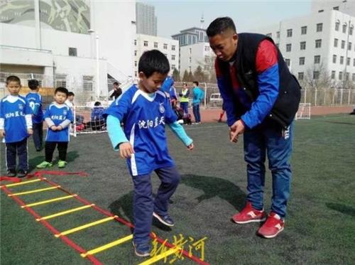 유소년 축구 교육하는 왕뤄지