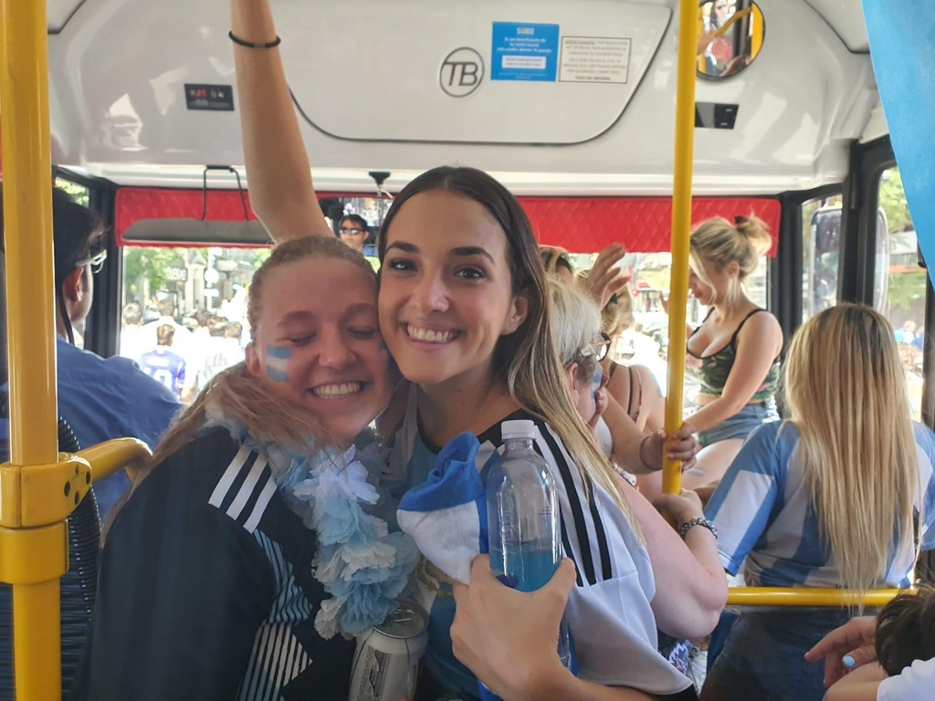 디에고(45)가 모는 버스 안에서 방방 뛰며 기뻐하는 엘레나와 바르비