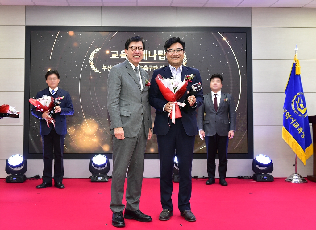 박형준 부산시장(왼쪽)과 김병석 부산 대표
