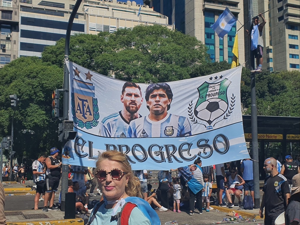 메시와 마라도나 얼굴 그린 현수막 내걸고 월드컵 대표팀 맞이하는 아르헨티나 국민